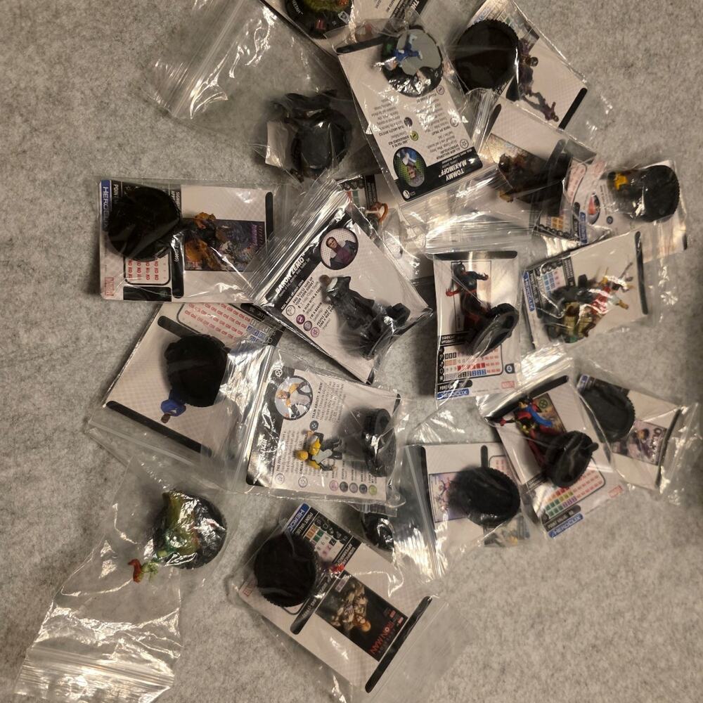 Heroclix 20 figures damaged